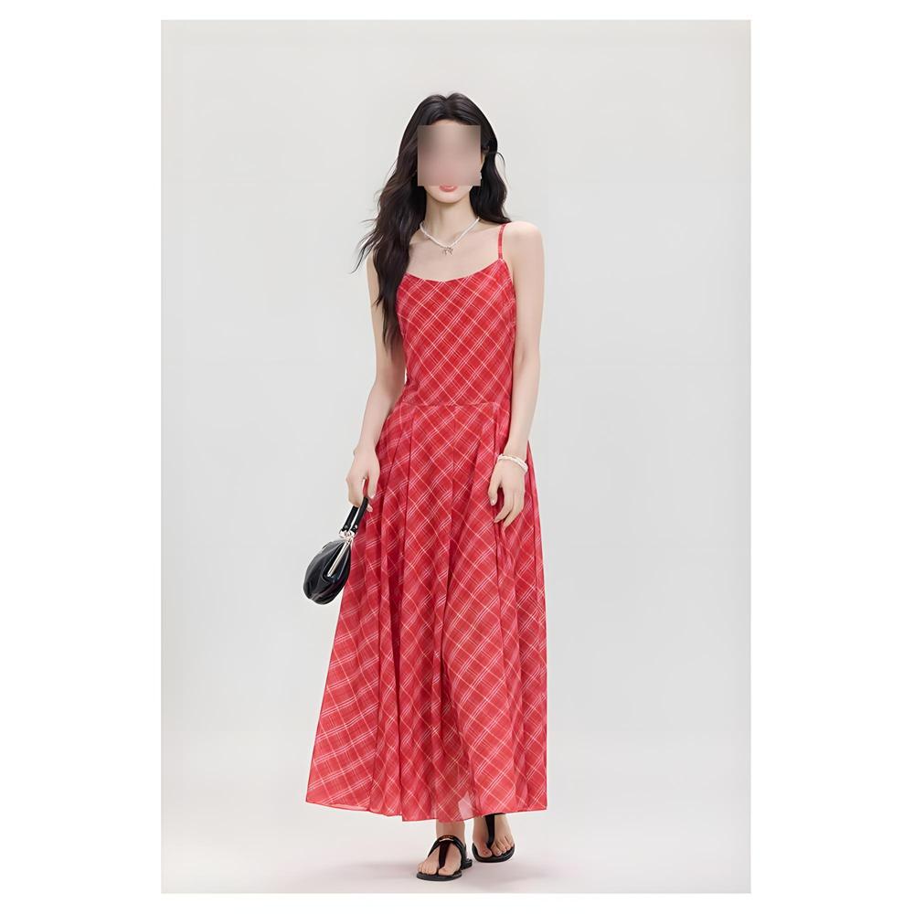 Mädchen Sommer schönes schönes rotes Karomuster Latzkleid lässige Atmosphäre Strand Film tragen langes Kleid