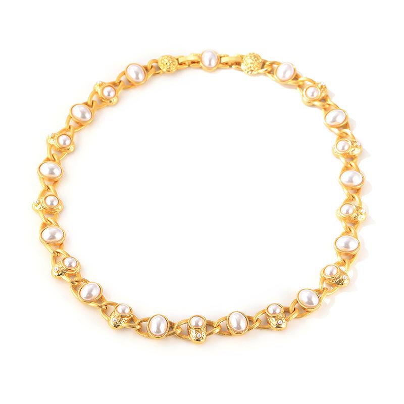 New women s metal fashion elegant necklace versatile French light luxury niche collarbone chain white and green exaggerated necklace