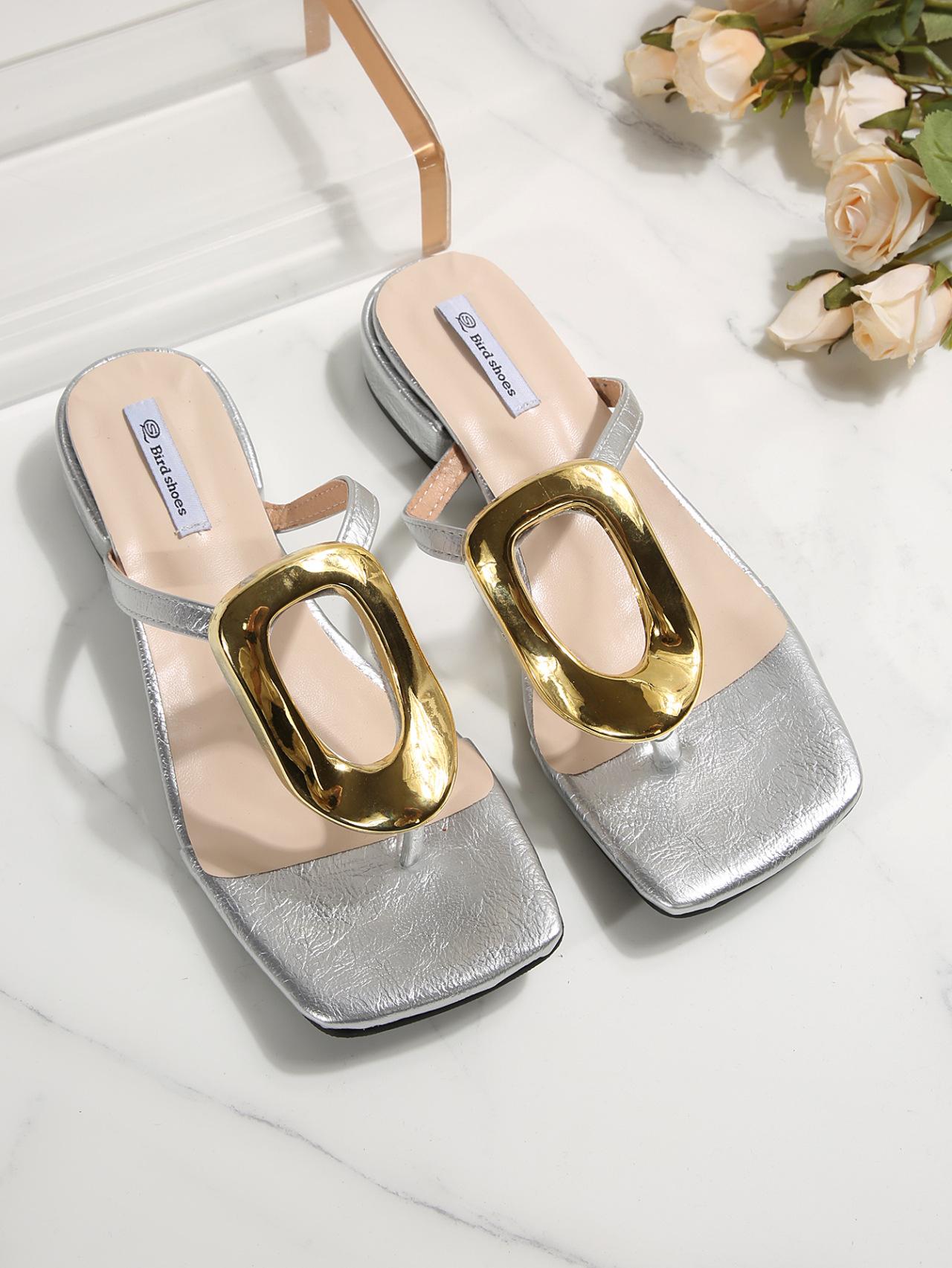 

Модные универсальные металлические шлепанцы с квадратной пряжкой и квадратным носком, женская летняя обувь 2025, новые повседневные шлепанцы с квадратным носком и низким каблуком, крутые шлепанцы 35 серебряный