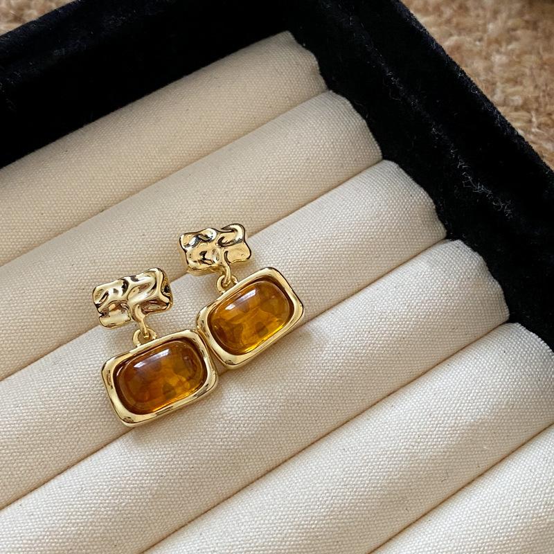 Maillard style retro tiger's eye stone round earrings women's autumn and winter high-end stud earrings small exquisite Internet celebrity jewelry