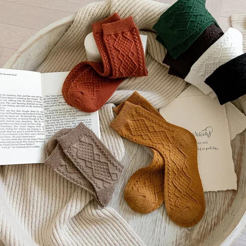 Zimowe Skarpety Damskie z Kaszmiru i Wełny Jednolite Styl Japoński Harajuku Retro Długie Skarpety Kobiety Dziewczęta Termiczne Vintage Streetwear Skarpety Załogowe