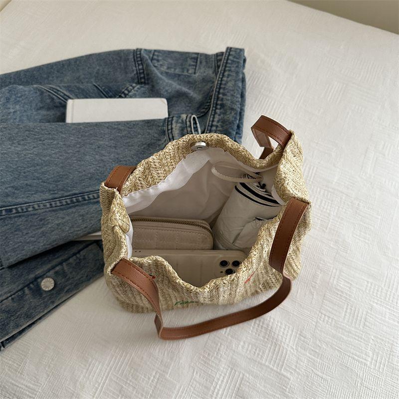 Summer Strawberry Straw Woven Large Capacity Tote Bag New Fashionable and Versatile Casual Small Fresh Shoulder Bag