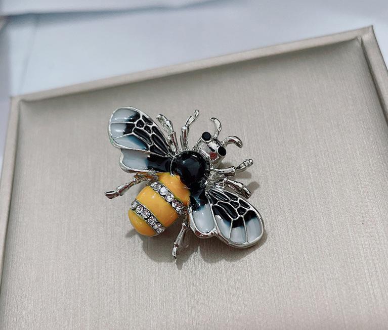 

Cute Enamel Bee Brooches For Women Men Fly Insect Brooch Pins Scarf Dress Lapel Pin Suit Decorations Jewelry срібний