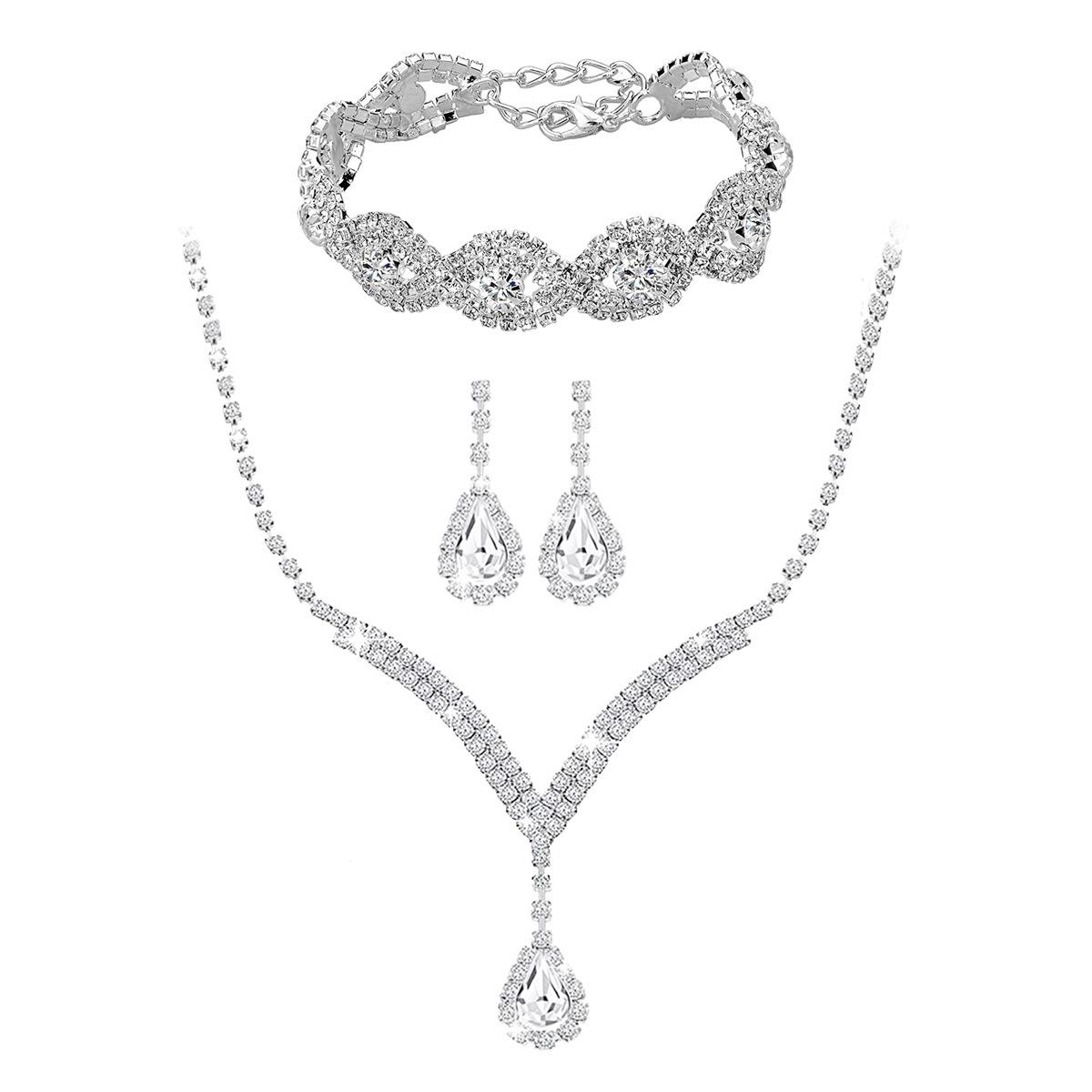 

Элегантный ювелирный набор из цепочки с когтями и стразами: Включает Ожерелье, Серьги и Браслет - Идеально для Вечерних Вечеринок