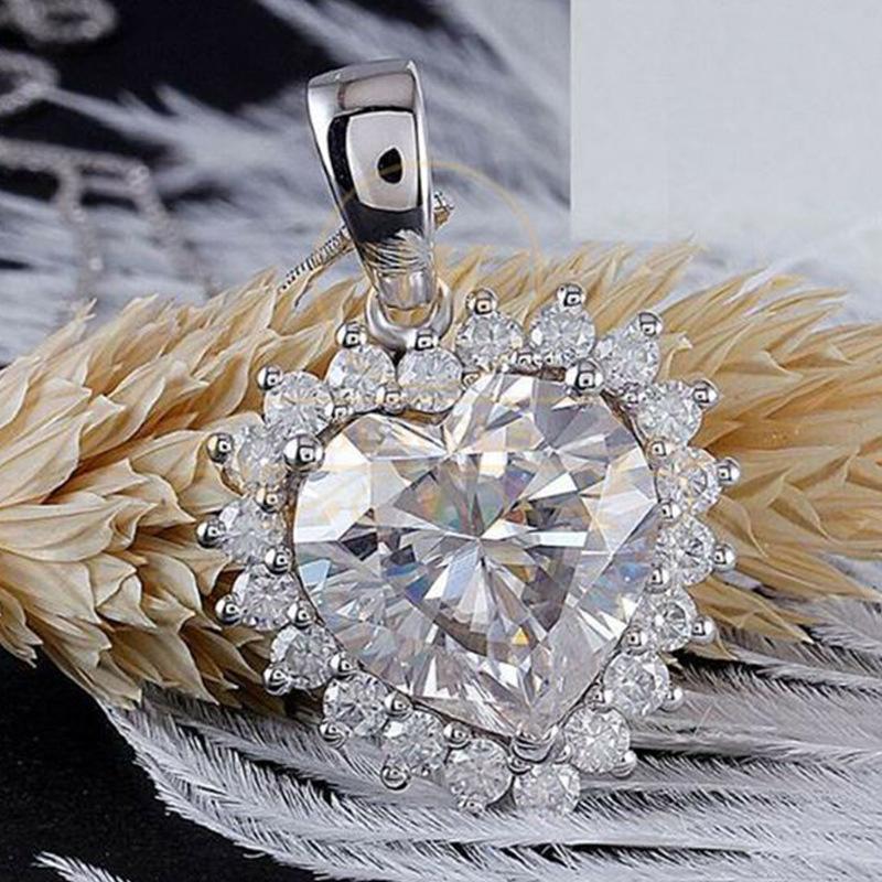 Heart Shaped Cut Zircon Inlaid Pendant Necklace, Suitable for Luxurious Jewelry Worn At Banquets and Holiday Gifts