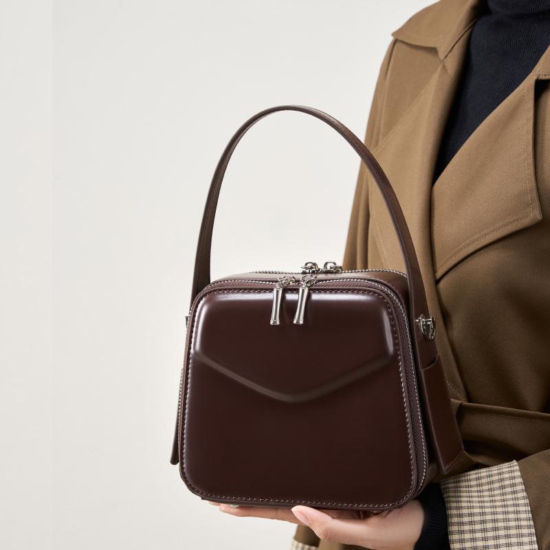 Serie ad uncino da orecchio appeso dal design di nicchia primaverile ed estivo, borsa da pendolare, bagaglio a mano, borsa femminile con patta a busta, borsa a tracolla da pendolare