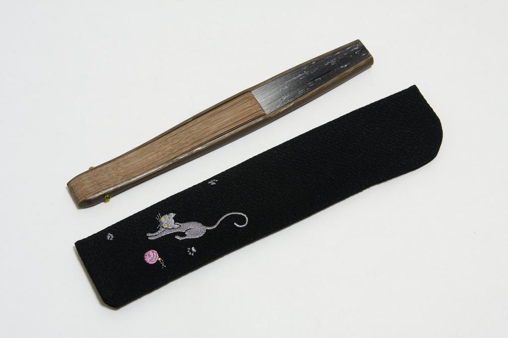 Fächer mit Katze schwarz aus Karaki mit Fächeretui und Präsentation [Hasegawa] Kyoto-Stil Muster, Hintergrund, mittelkurze Länge, Holz, bestickt,