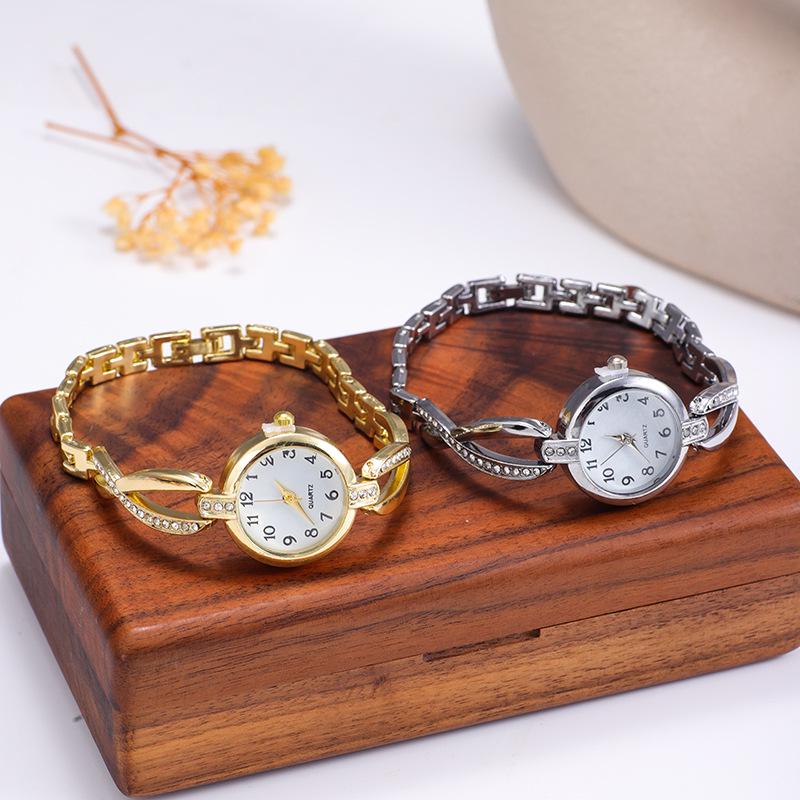 Trendy Women's Small Dial Mesh Strap Watch - Fashionable and Versatile Design for Students.