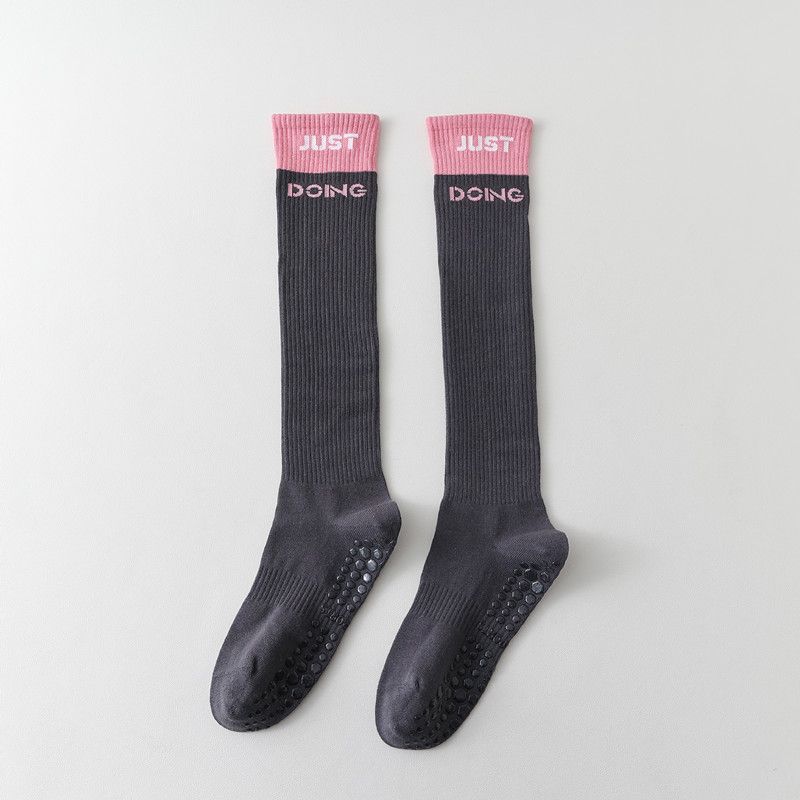 

Носки для йоги-гольфы женские хлопковые в цветовой гамме, носки до икры для пилатеса, профессиональные нескользящие спортивные носки для пола для фитнеса в помещении 9221 color matching yoga socks gray 1 pair]