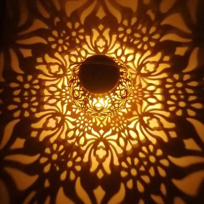 Schmiedeeiserne hohle Solarlampe für den Außenbereich, Garten, Hof, Layout-Lampe, Pfingstrosen-Blumen-Projektionslampe, tragbare hängende Laterne, Landschaft, dekorative Lampe