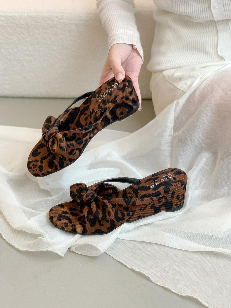 

Slope heel leopard print slippers women s summer wear new French style with skirt bow sandals holiday fairy wind beach shoes 40 цветной печати леопарда