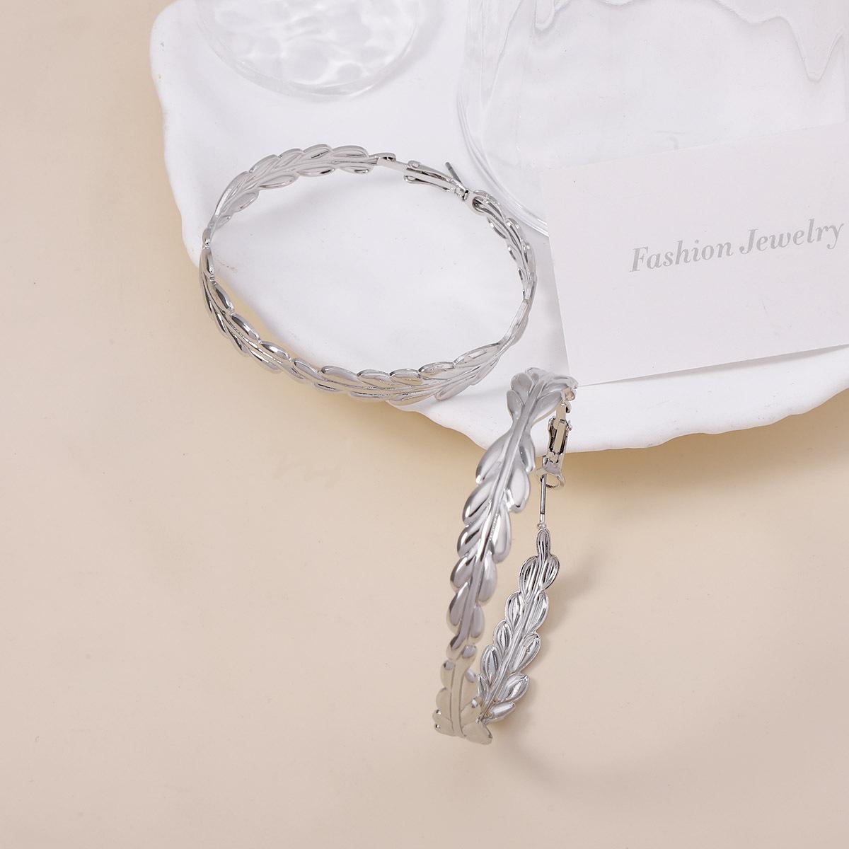 

Exaggerated golden wheat ears, high geometric hollowed-out round ear buckles, retro and cold style women s earrings