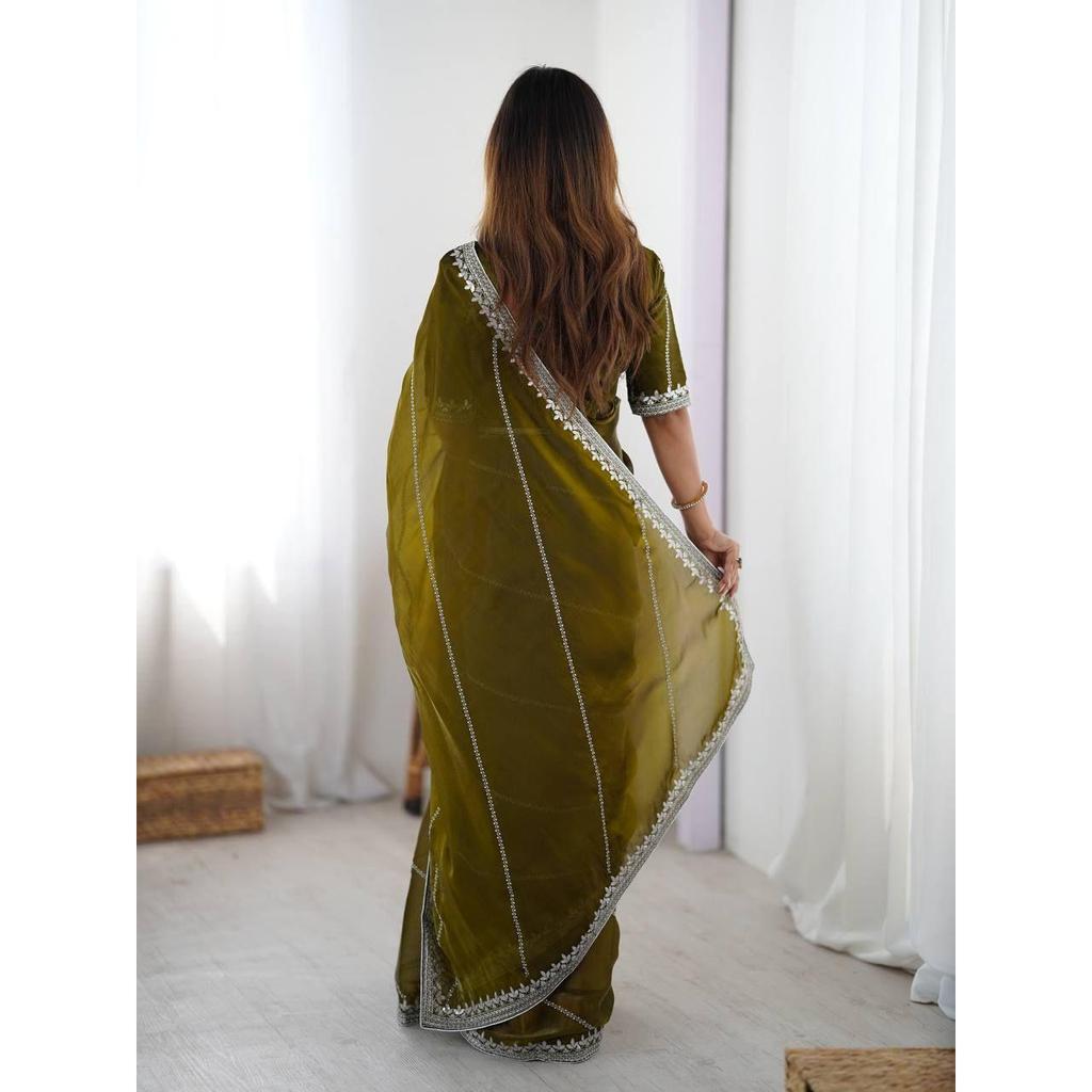 Werten Sie Ihre ethnische Garderobe mit diesem atemberaubenden Designersari auf, der Reichhaltigkeit mit anmutigem Charme vereint.