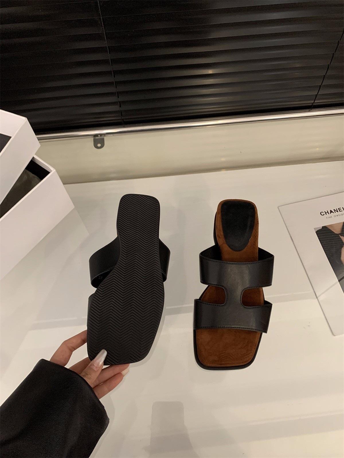 

Универсальные маленькие крутые тапочки на мягкой подошве, женская обувь, носить с наклонными каблуками и толстой подошвой с юбками, пляжные сандалии 35 чёрный