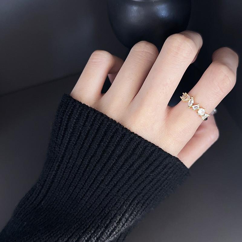 Fashionable Minimalist Geometric Design Adjustable Copper Ring For Women With Sparkling Diamonds