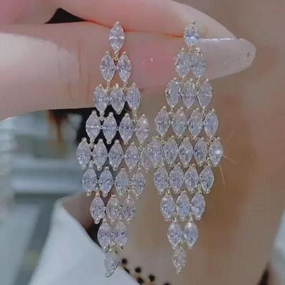 Cercei eleganti cu diamante din cristal - Stil 2022, șic și versatili pentru un aspect la modă și luxos