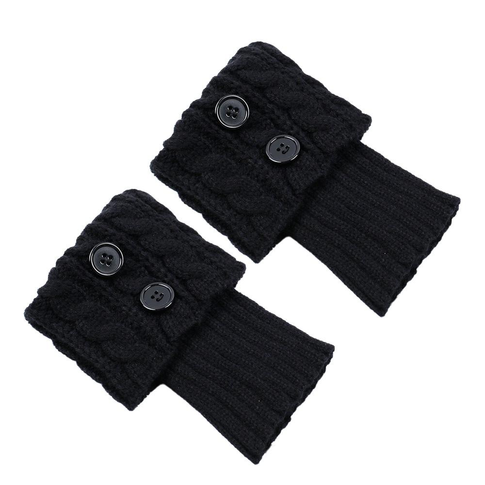 Dicke Wollsocken mit gedrehten Knöpfen für Zehenschoner und kurze Stiefelstulpen für winterliche Wärme