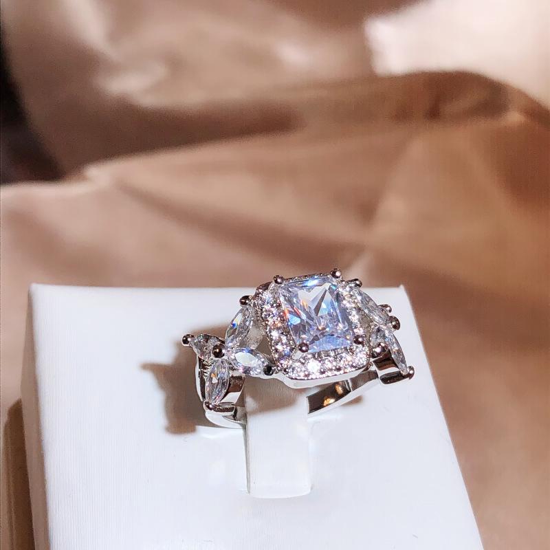 Platinabelagt Ikke-falmende Prinsesse Firkantet Diamant Twist Arm Mikrosett Zirkon Dame Diamantring Ring
