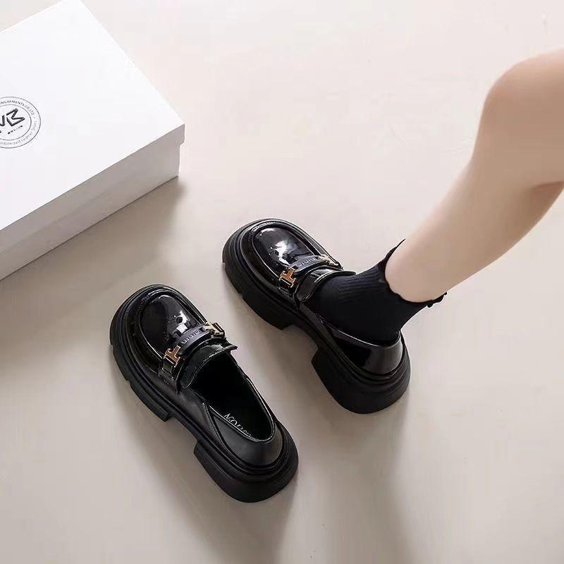Loafers dam 2025 nya höstplattform retro enpedal små läderskor brittisk stil svarta damer ins