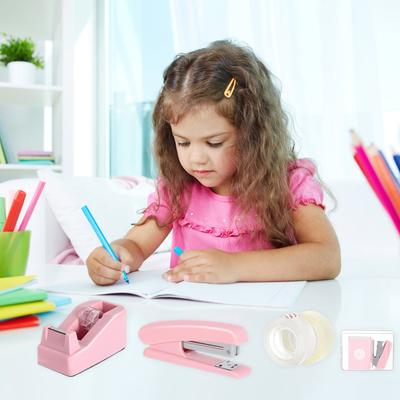 Sada psacích stolů Sešívačky Zásobník na pásky Sponky na papír Sada kancelářských předmětů Pravítko Odstraňovač sponek Příslušenství ke stolu Školní potřeby