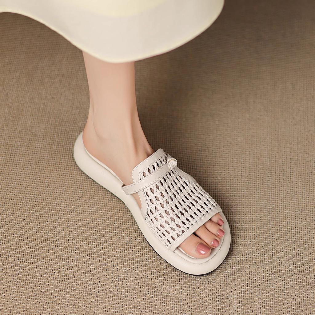 2025 new round head woven hollow casual flat bottom versatile comfortable outer wear beach shoes thick sole cool slippers women