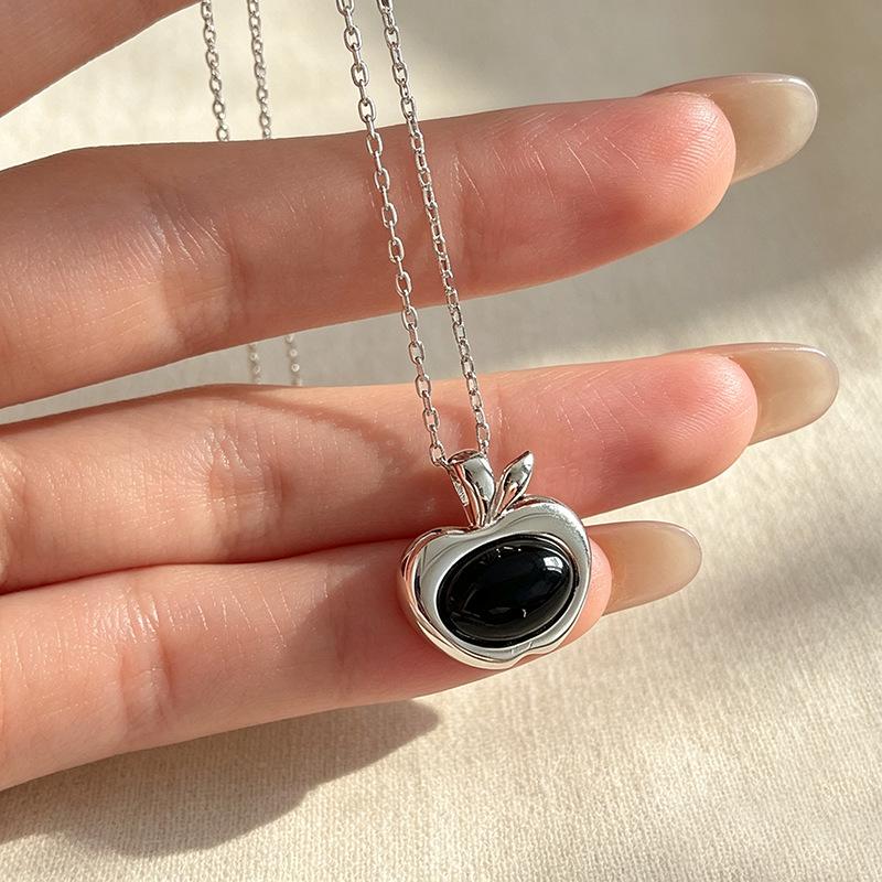Collier Pomme Incrusté d'Agate Coréenne: Chaîne de clavicule élégante et polyvalente pour femmes
