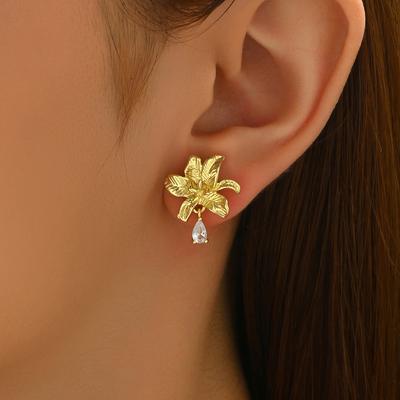 Hot-selling Women's Earrings, Niche Flower Inlaid Zircon Design Light Luxury Stud Earrings, High-end Earrings.
