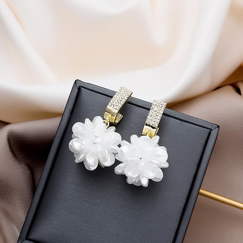 Korean Fashion White Petal Ball Earrings for Women Elegant Long Sweet Summer Pearl Rhinestone Flower Earrings Female Jewelry