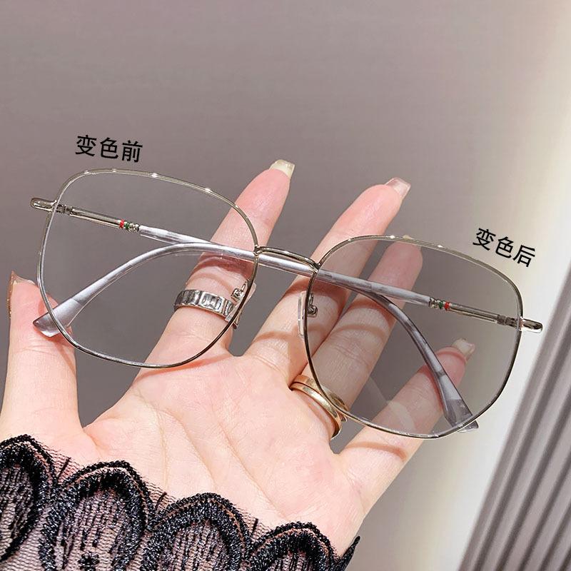 

-0.5 -0.75 -1.25Photochromic Myopia Glasses Golden Frame Anti Blue Light Protective Business Flat Light Glasses Large Frame Lens -1.0