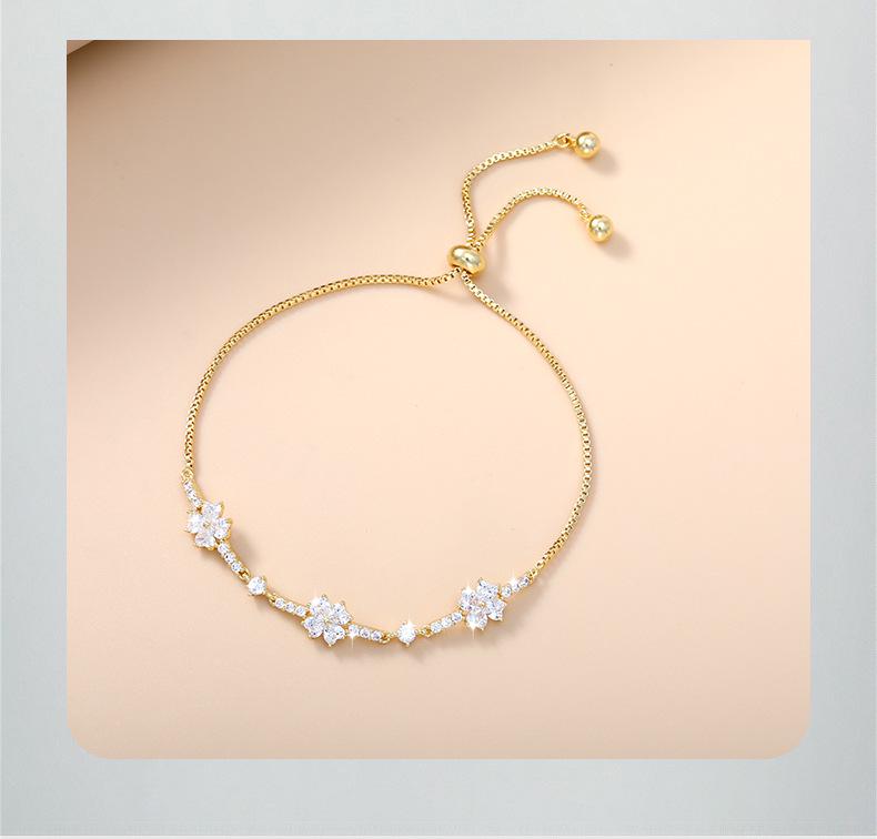 Elegant Four-Leaf Clover Zircon Bracelet for Women - Luxurious, Sparkling, High-End Design Jewelry Accessory