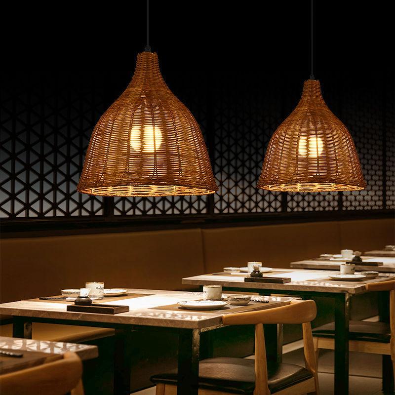 Wiktoriańska pleciona lampa wisząca z Azji Południowo-Wschodniej: Lampa pleciona z bambusa i słomy do restauracji, na wesela, do sklepów, hoteli i domów gościnnych.