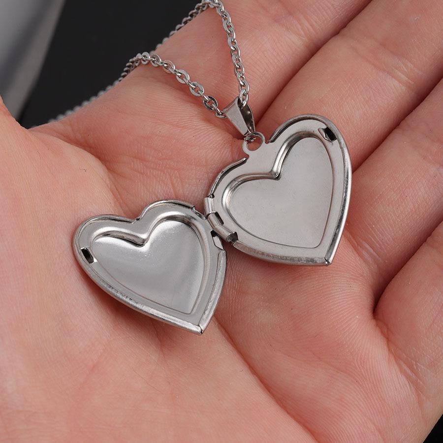 A stainless steel heart-shaped pendant necklace, suitable for women and girls, an openable heirloom pendant that can hold family photos.