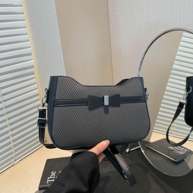 New Beautiful Bag New Trend Simple and Versatile Commuter Shoulder Messenger Bag Texture Underarm Women's Bag