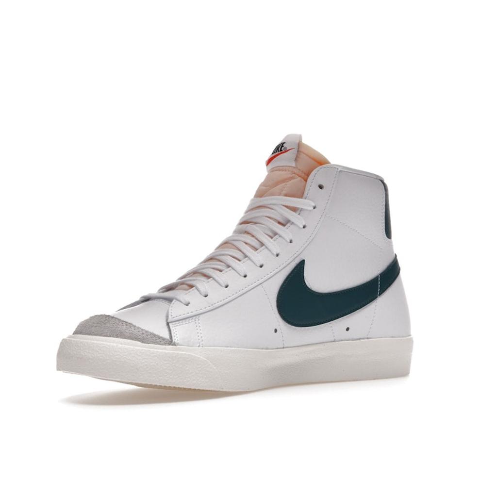 Nike Zapatillas unisex Blazer Mid 77 Vintage en color blanco, verde azulado oscuro y verde vela BQ6806-112