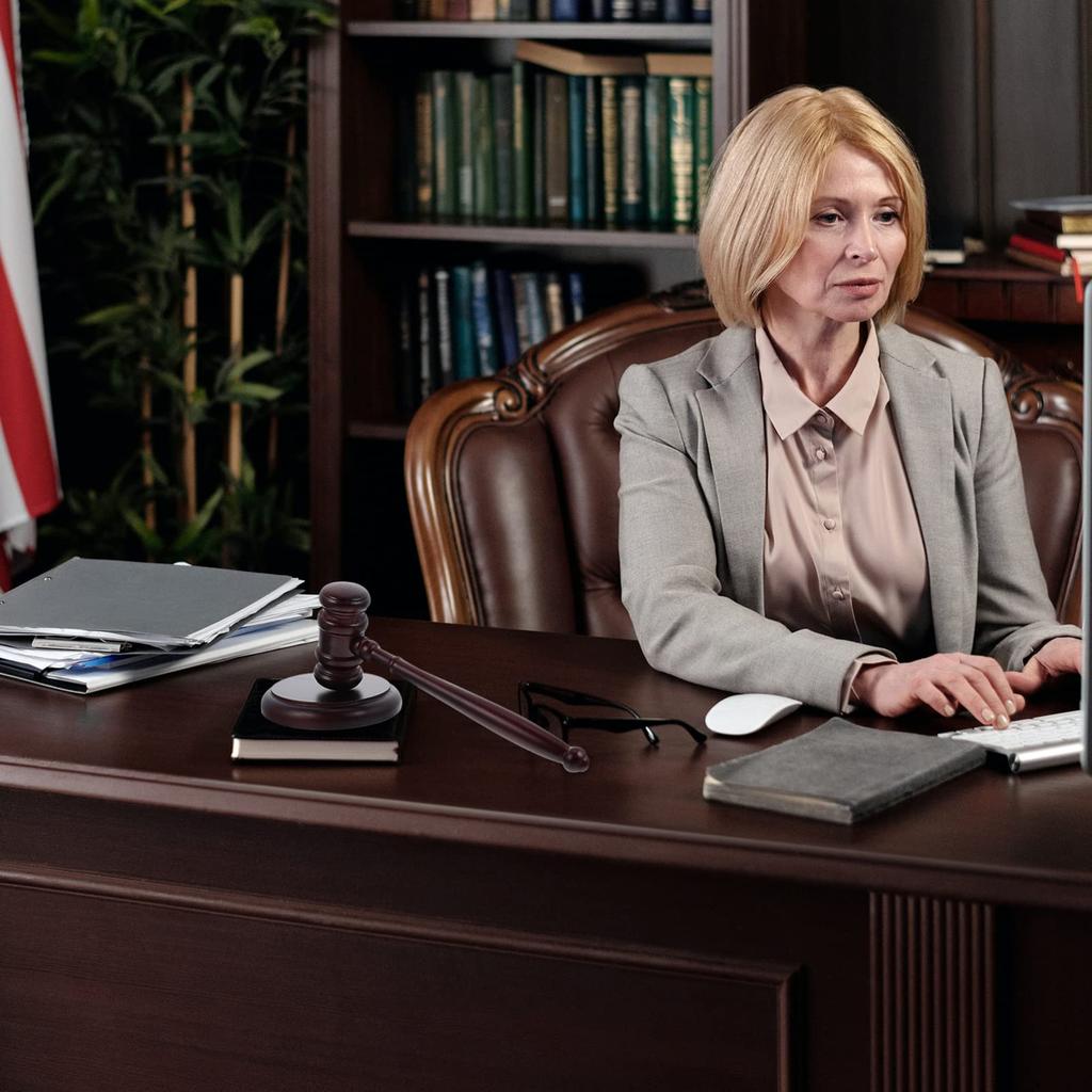 Toyvian Wooden Mallet Gavel with Wooden Base Judge Trial Costume Auction Hammer Gavel Judge Lawyer Trial Chairman Auction Meeting Cosplay Theater