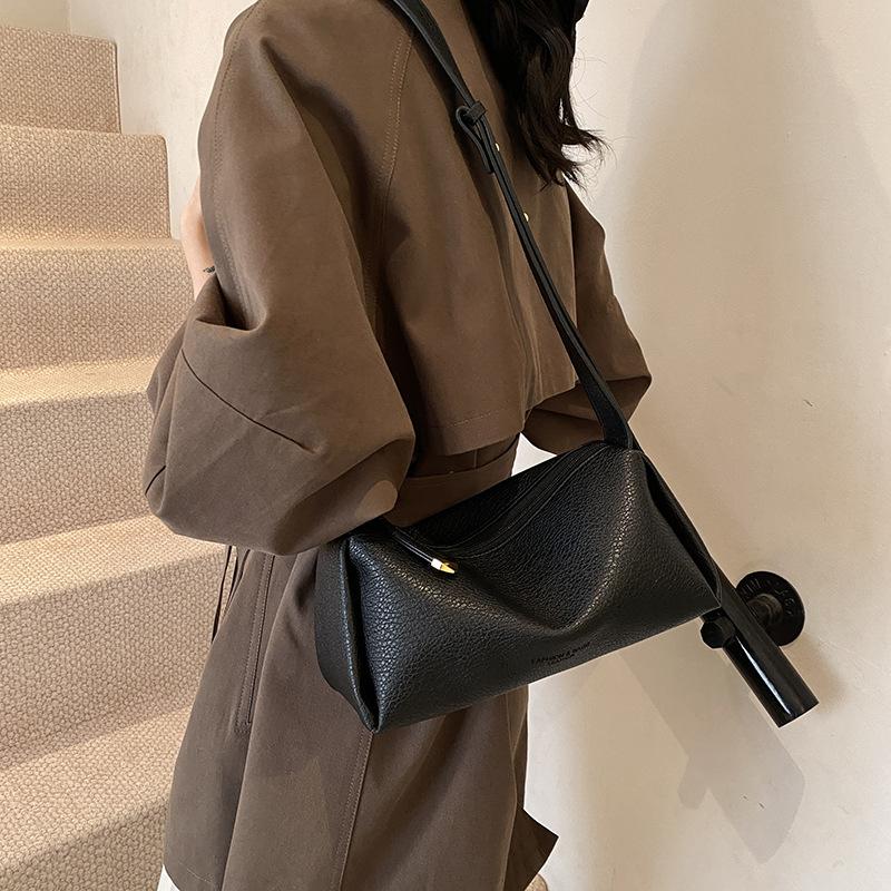 This year's popular bag women's large-capacity 2025 autumn new shoulder messenger bag fashionable niche texture pillow bag