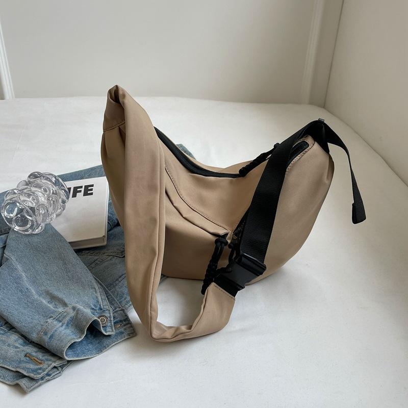 Large capacity bag women 2025 new shoulder bag casual Korean version solid color messenger bag trendy student personalized dumpling bag