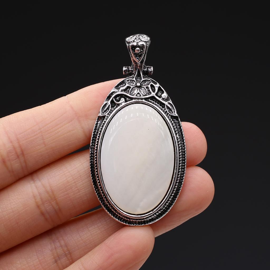 Colgante de piedra natural Collar de estilo vintage Joyería de moda Forma ovalada Gargantilla de aleación Cuarzo rosa Ópalo Jade malasio Ideas de regalos Regalos para amantes