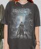 Camiseta Retro de los 90 Comfort Colors Bloodborne The Hunter, Camiseta Gótica de Videojuego, Camiseta Desgastada para Fan de Videojuegos, Regalo para Mujer y Hombre Camiseta Unisex