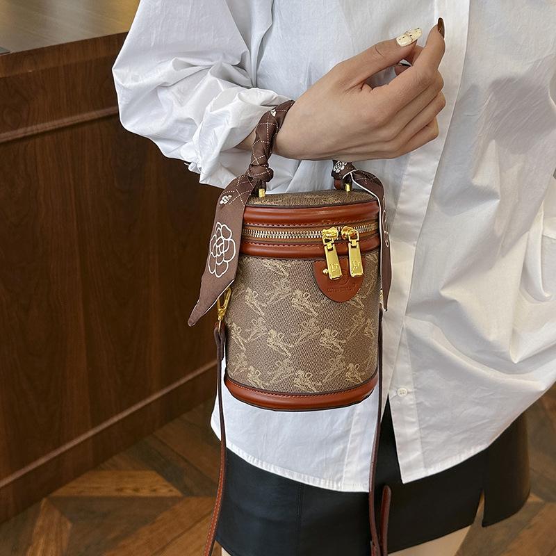 

2024 Women s Versatile Textured Crossbody Handbag with Scarf белый