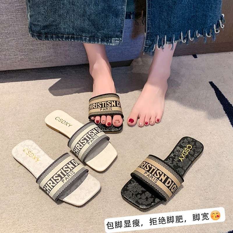 Pantofle haftowane literami damskie do noszenia na zewnątrz 2025 lato nowa moda płaska podeszwa do noszenia na zewnątrz plażowe jednosłowne sandały ins tide
