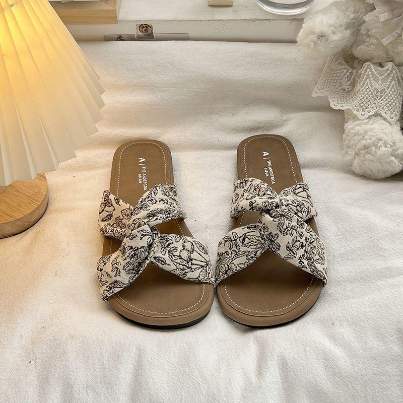 French flat-bottomed cross-word slippers women's summer wear 2025 new fairy style with skirt beach cool slippers