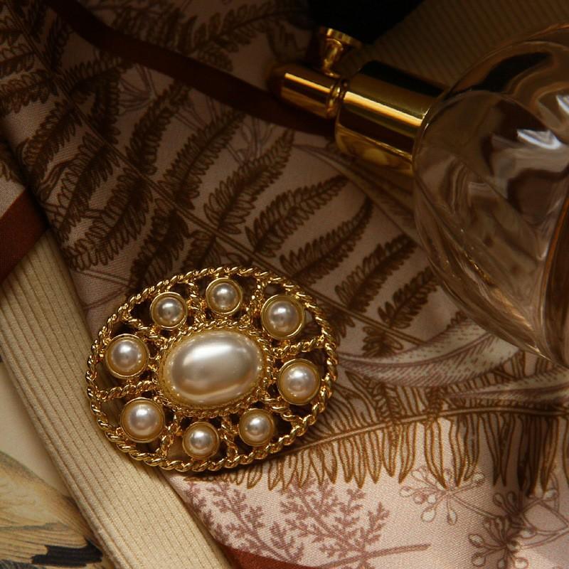 

Ретро стиль суда золотая ажурная инкрустированная искусственным жемчугом брошь простая и элегантная темпераментная булавка брошь