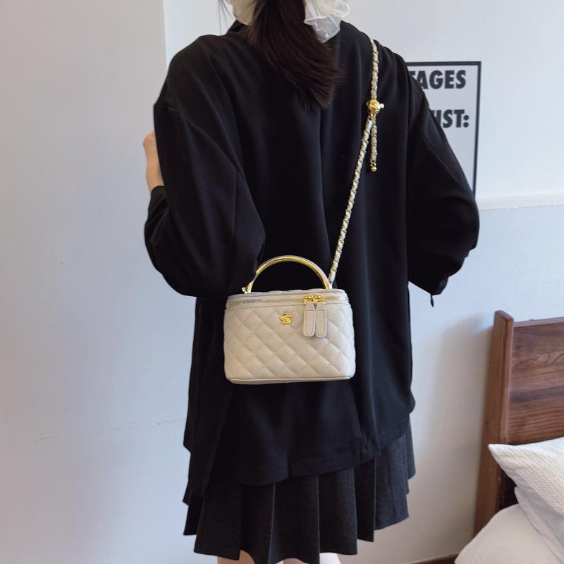 Retro Handheld Diamond Lattice Bucket Bag - 2025 Stylish Crossbody Chain Bag for Women