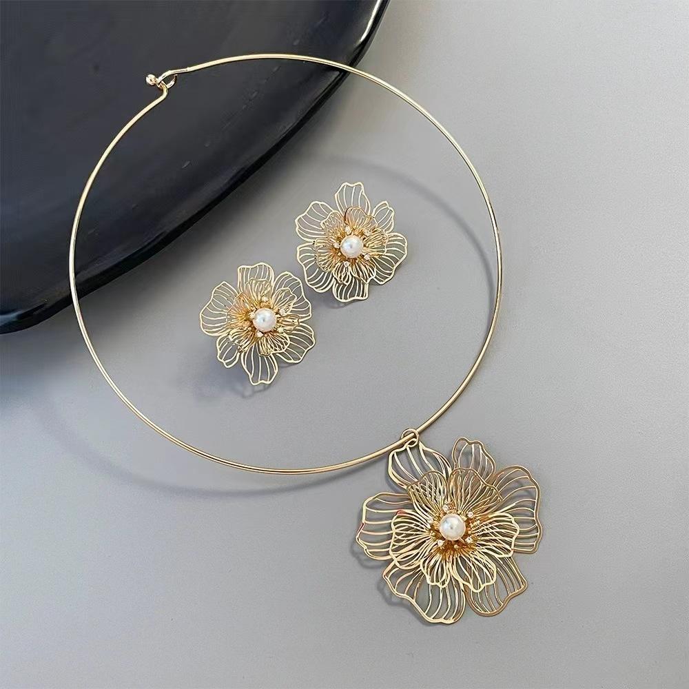 

Комплект сережек-чокеров в виде цветка