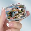 Tragbare Pillendose mit 2 Fächern, Mini-Metall-Medikamenten-Organizer-Etui, Niedlicher bedruckter Pillenbehälter für Vitamine, Pillen, Schmuck, Reisen, Tägliche Anwendung