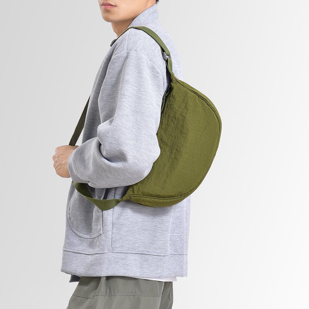 Wearing A Dumpling Bag Under The Arm, A Single Shoulder Bag, A Lightweight Bag, A Casual Crossbody Bag