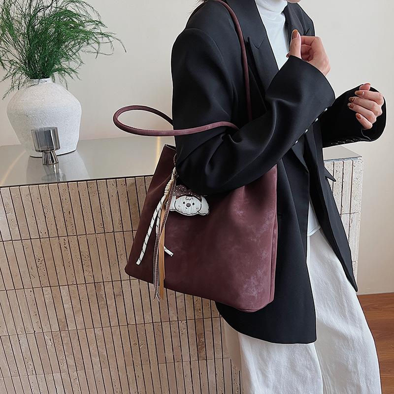 College students class tote bag women 2025 new trendy high-end shoulder bag large capacity fashionable versatile commuter bag