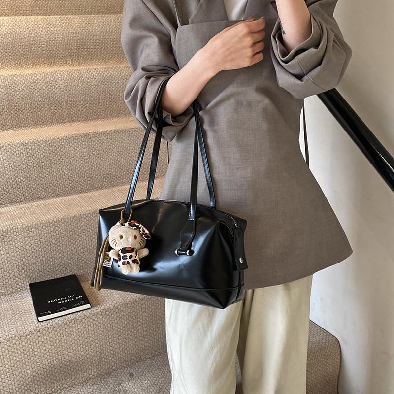 Chic Vintage Inspired Pillow Handbag For Women With Spacious Design And Soft Polyester Lining