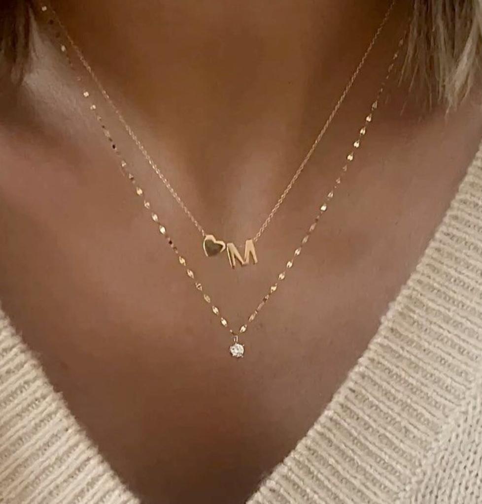 Doppellagige Halskette mit Anhänger Buchstabe M und Herz-Charme Verstellbare Kette für Damen Modeschmuck